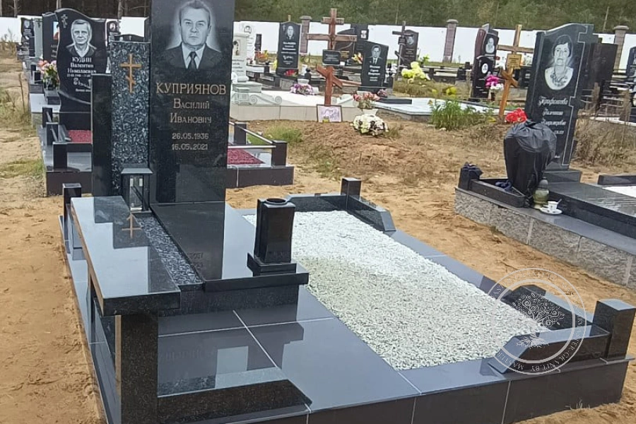 Зачем устанавливать вазу на могиле